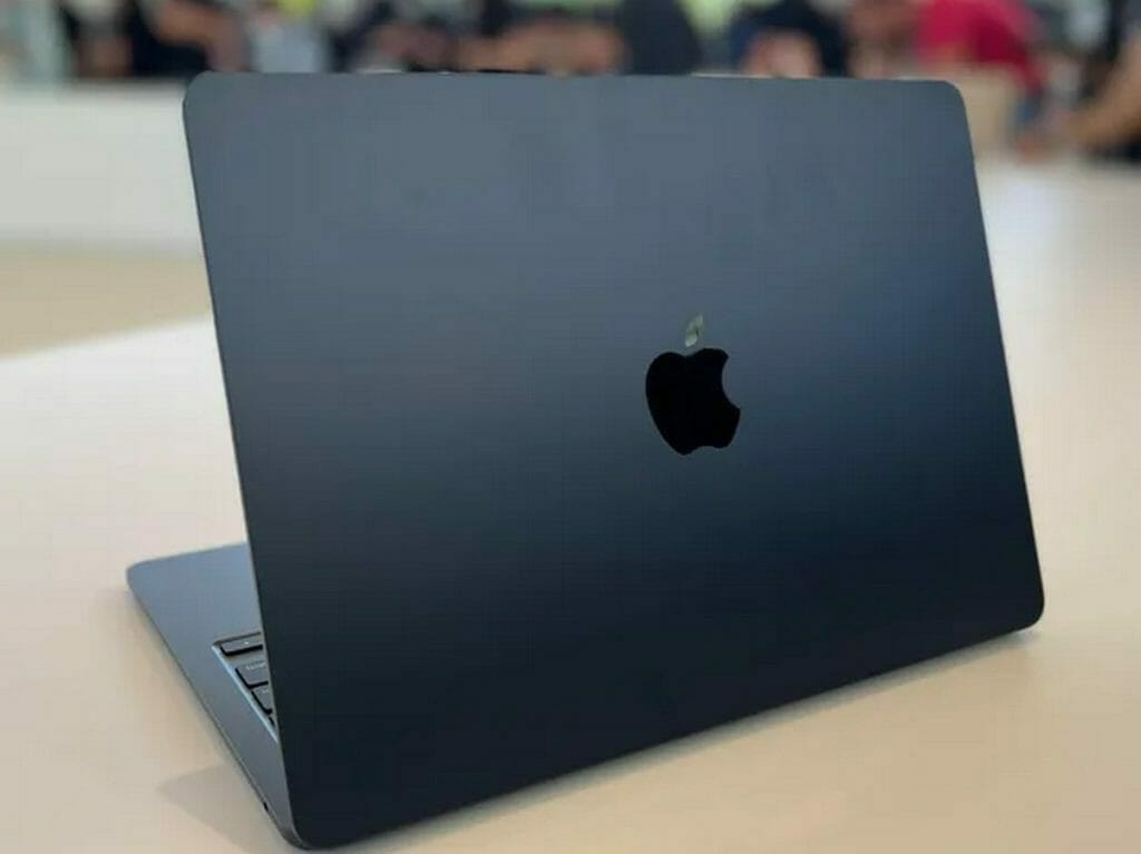 Apple MacBook Air 2022 review lid